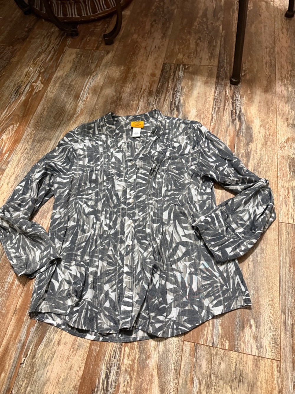 Ruby Rd. Gray & White Leaf-Print Split-Neck Blouse